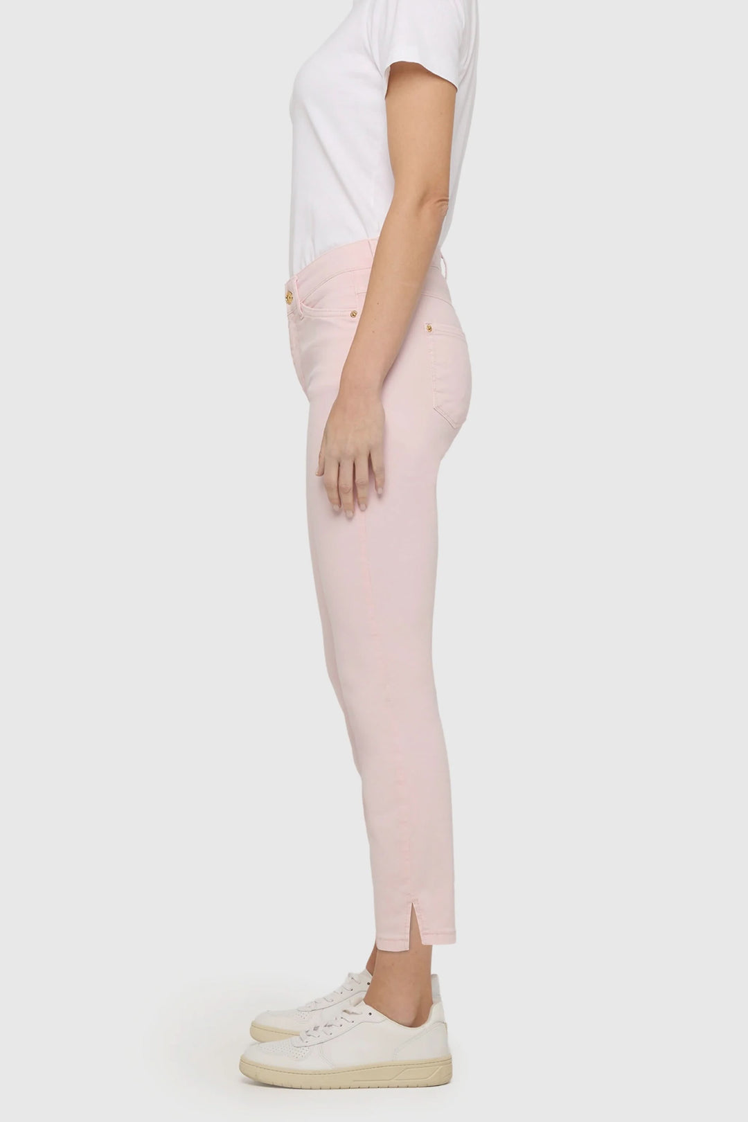Pantalon Dream Summer rose porté par un mannequin, coupe ajustée et longueur cheville, idéal pour un look décontracté ou habillé.