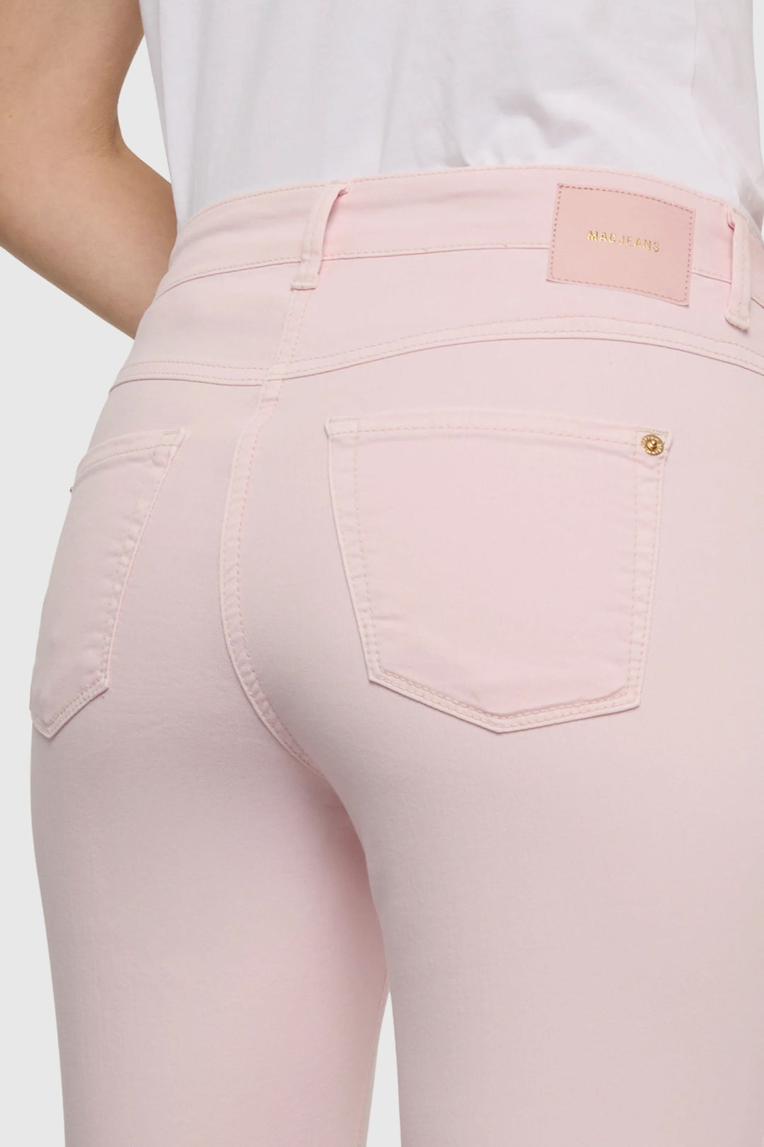 Vue arrière du Pantalon Dream Summer rose à coupe ajustée, montrant les détails des poches et la matière extensible pour un confort optimal.