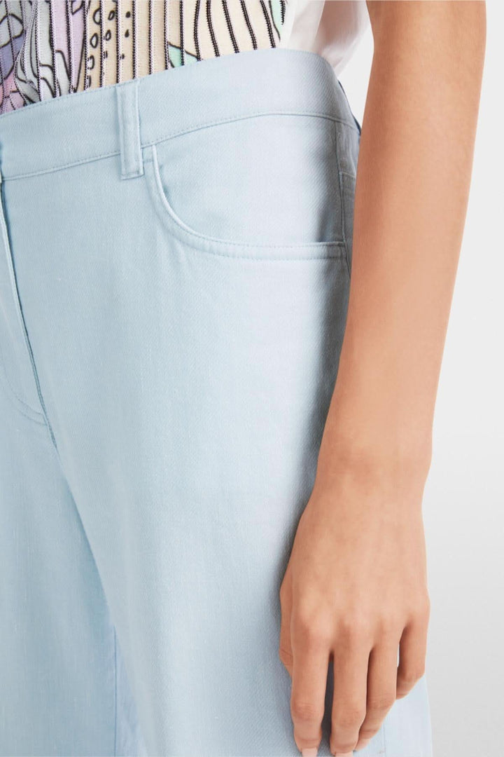Détail du pantalon Faid en lin et coton, couleur bleue, avec taille haute et poches pratiques.