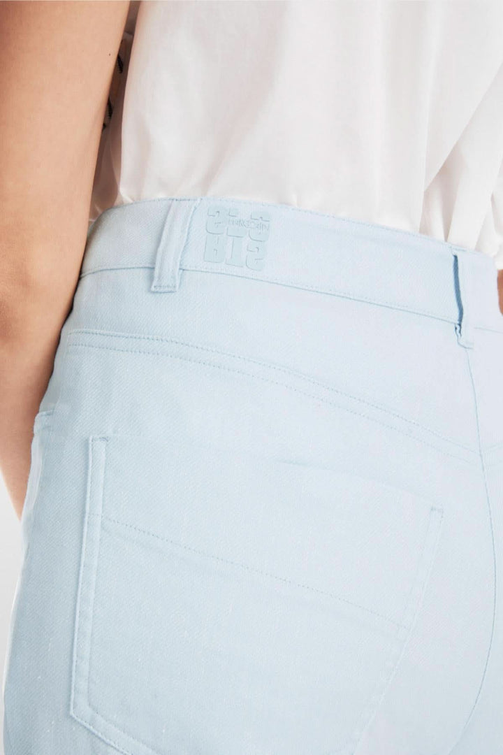 Vue arrière du pantalon FAID en coton et lin, taille haute, couleur bleu clair, avec logo distinctif.