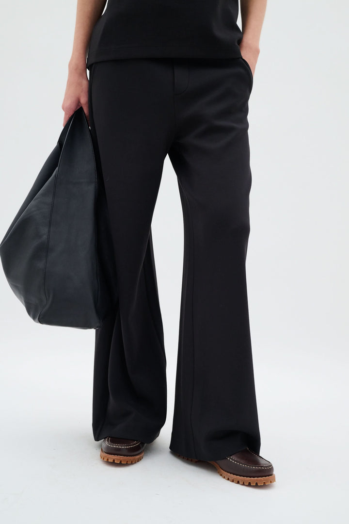 Pantalon Gincette noir en modal avec coupe large, idéal pour une allure élégante et décontractée.