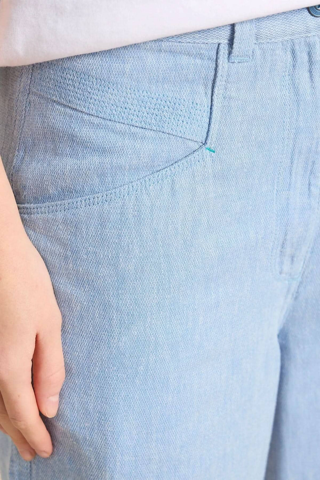 Détail du pantalon Harper en lin et viscose, couleur bleu clair, mettant en avant la poche avant.