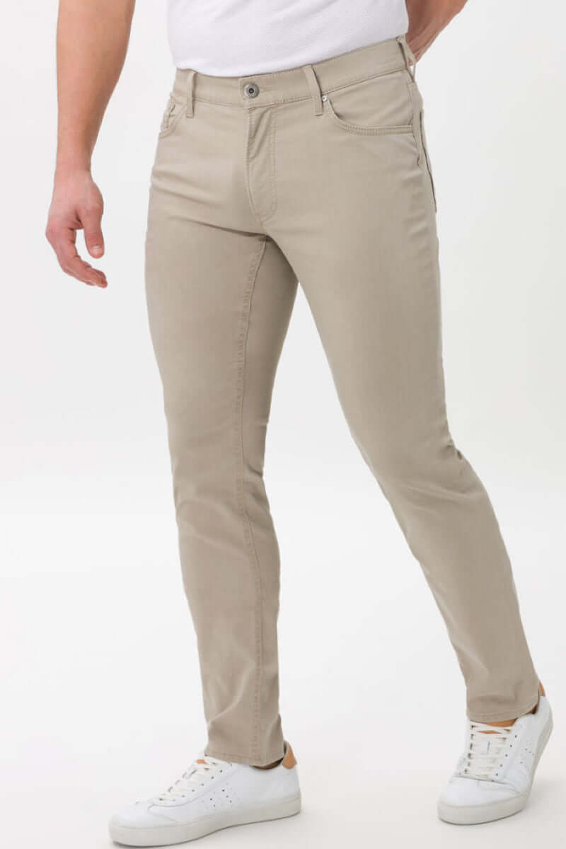 Pantalon Hi-Flex pour homme, jeans en coupe droite, style décontracté et moderne, couleur beige.