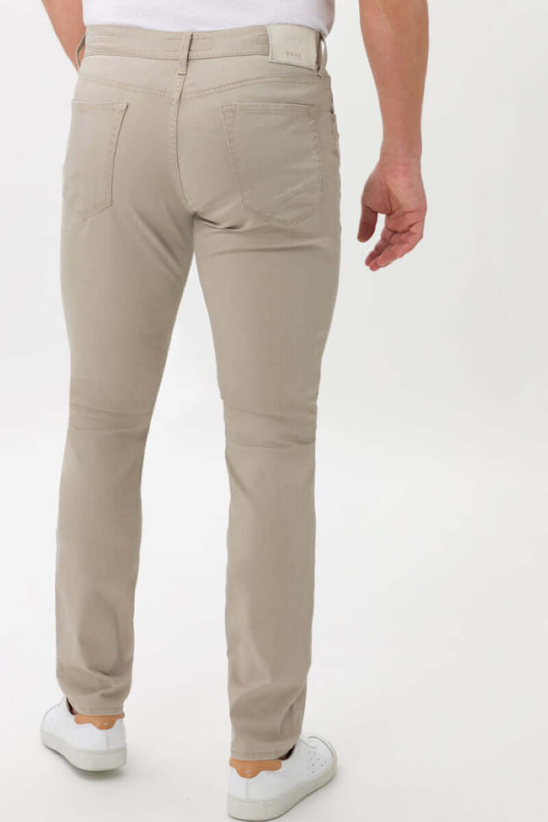 Pantalon Hi-Flex beige vue arrière, coupe moderne, idéal pour un look décontracté et tendance.