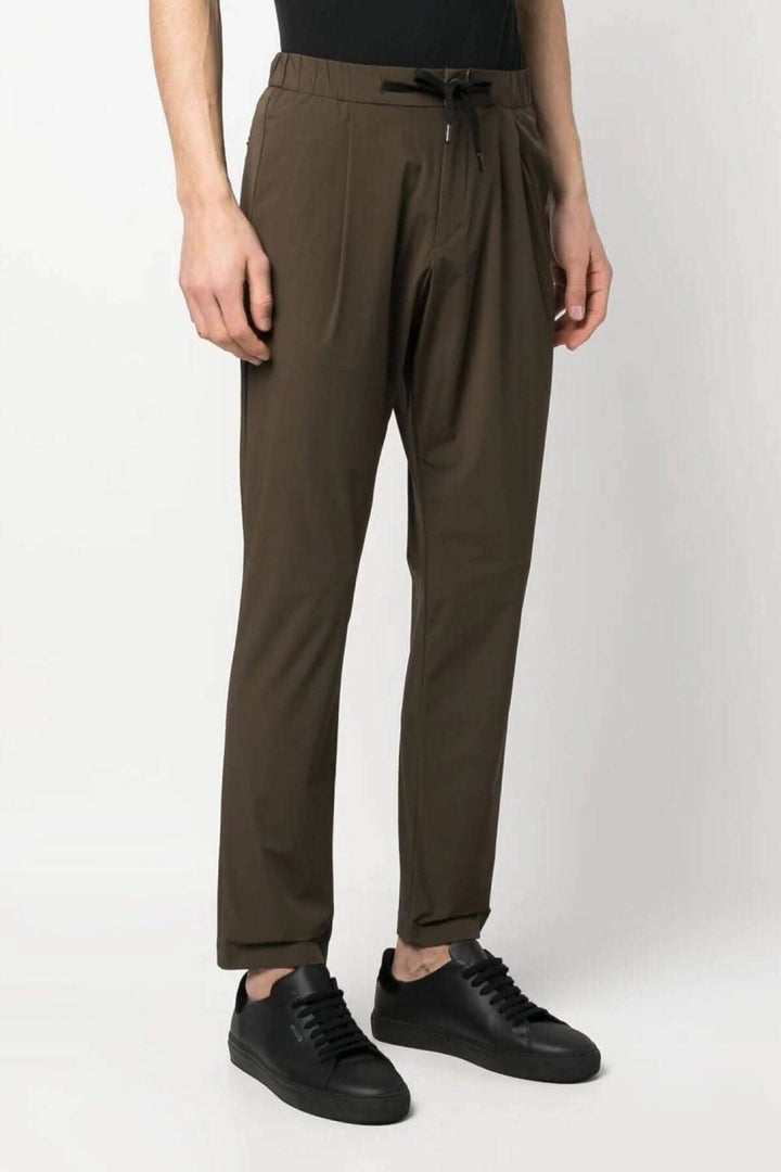 Pantalon en nylon maestro, coupe régulière, cordon de serrage, couleur brun, style sportif et sophistiqué.