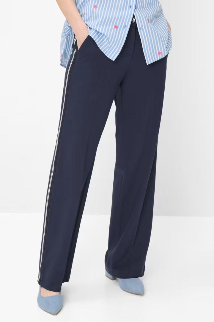 Pantalon MAINE ample bleu avec bande contrastante, coupe fluide et élégante, idéal pour tenues raffinées ou décontractées.
