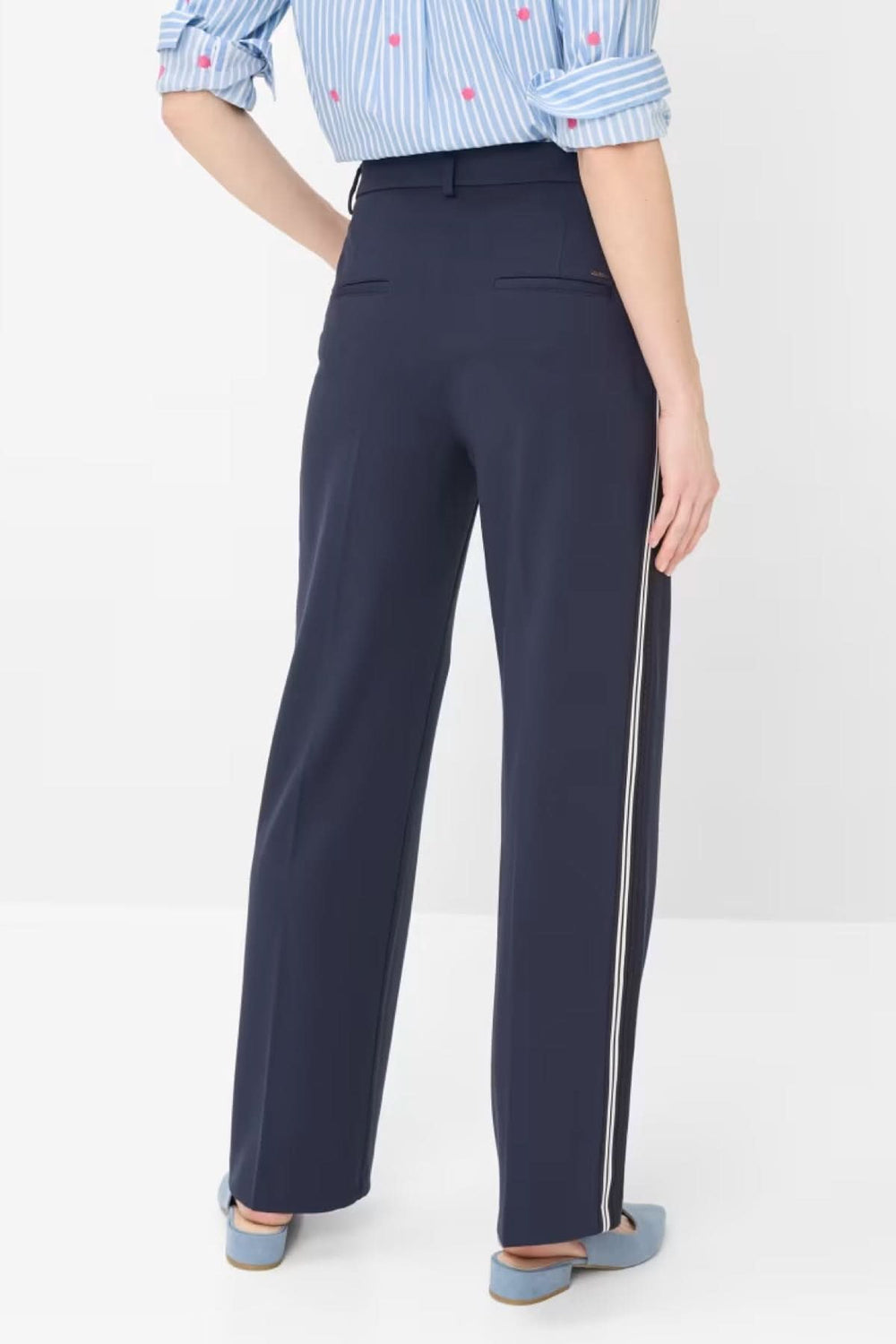 Pantalon MAINE fluide bleu avec bande contrastante, coupe ample et élégante, vu de dos.