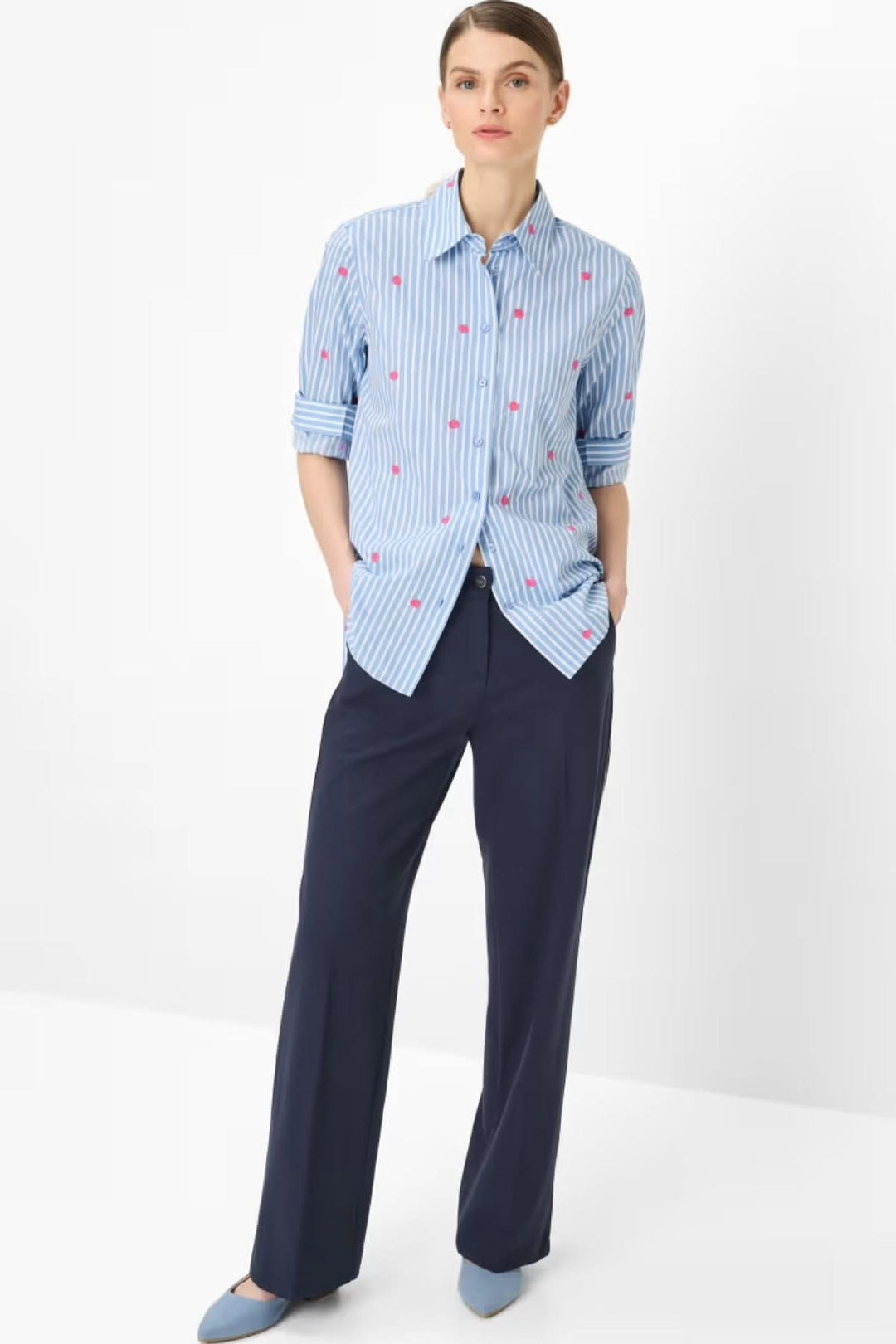 Pantalon MAINE en coupe ample avec bande contrastante, porté avec une chemise rayée pour un style moderne et confortable.