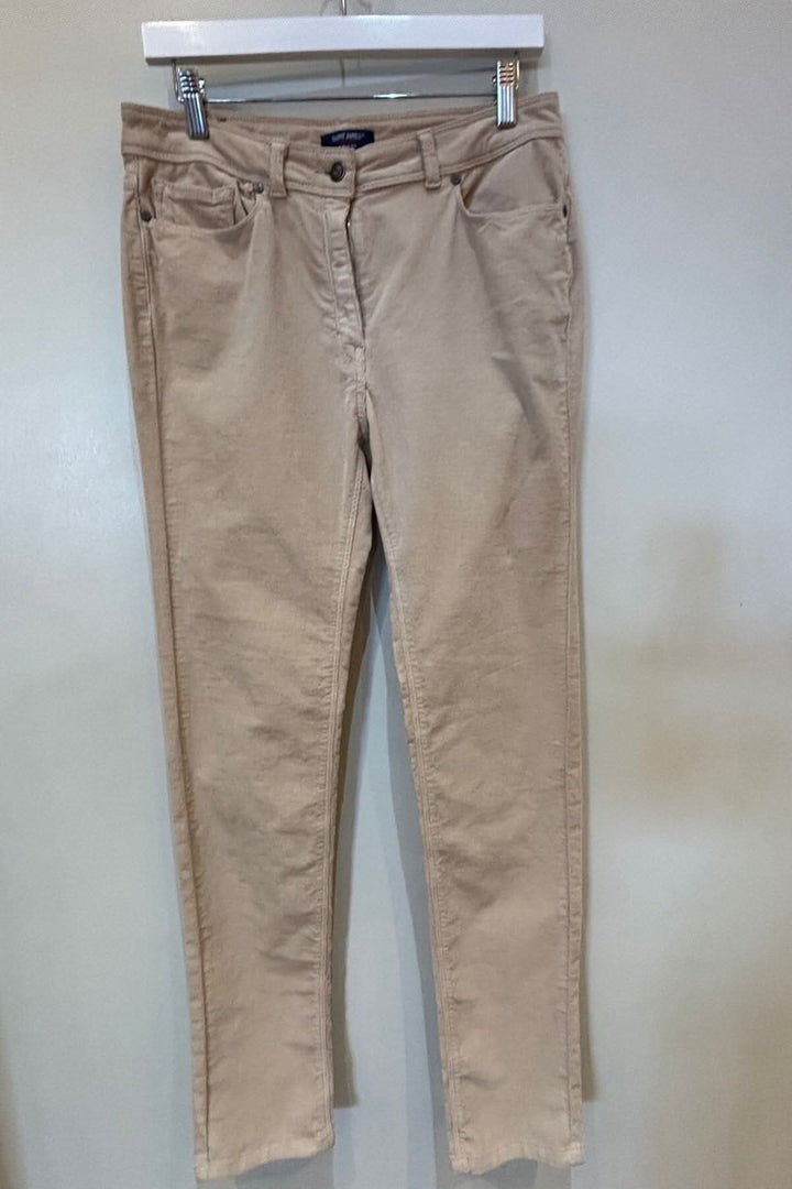 Pantalon Mimosa velours beige, coupe ajustée, taille haute, 5 poches, en velours côtelé extensible.