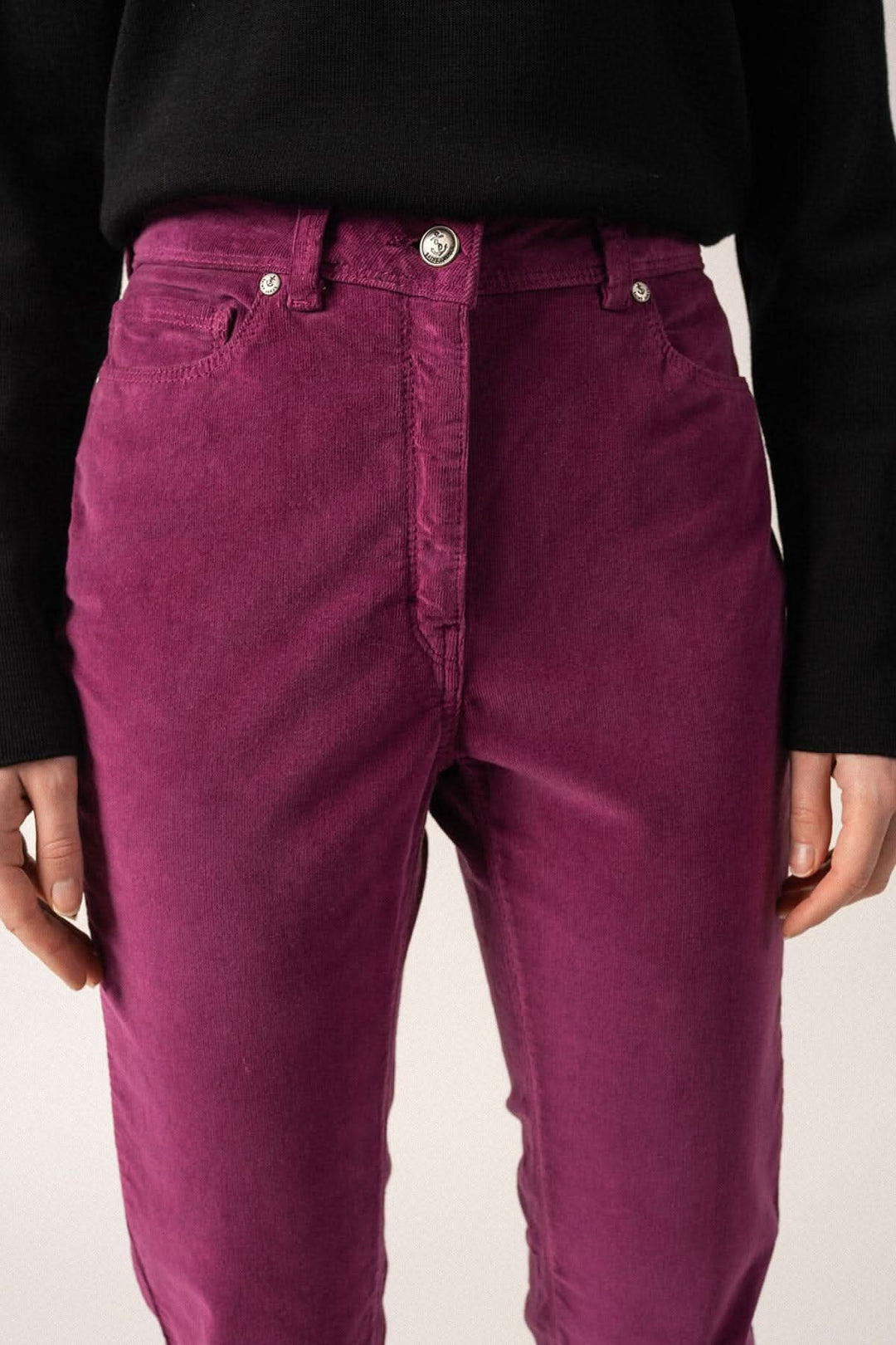 Pantalon MIMOSA VELOURS en velours côtelé rose, taille haute et ajustée, avec pantalon 5 poches.