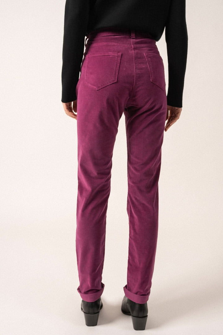 Pantalon Mimosa velours côtelé rose, coupe ajustée et taille haute, présenté de dos, élégant et confortable.