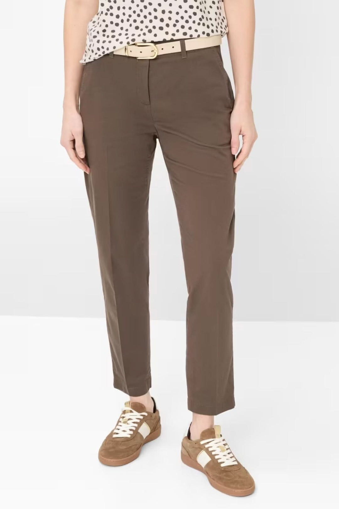 Pantalon Maron en tissu doux, coupe droite et longueur cheville, idéal pour un look moderne et confortable au quotidien.