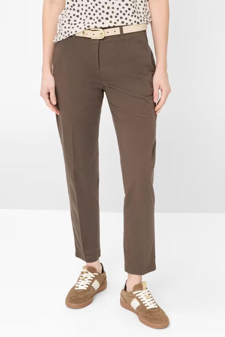 Pantalon Maron en tissu doux, coupe droite et longueur cheville, idéal pour un look moderne et confortable au quotidien.