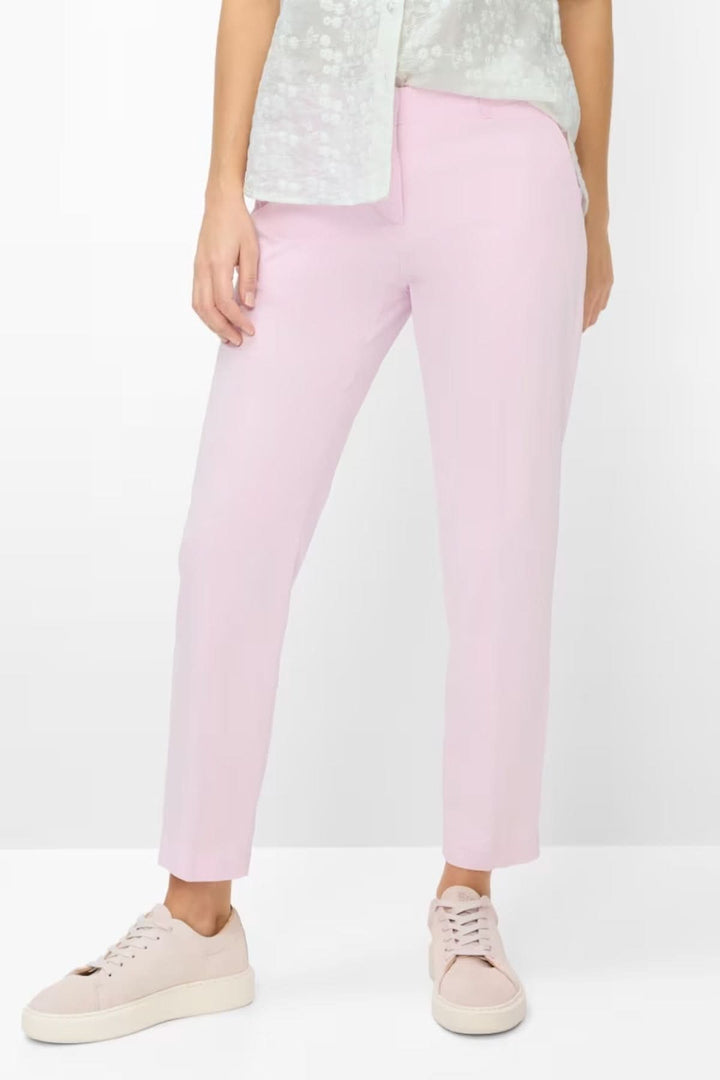 Pantalon Maron cheville coupe droite en tissu doux, confortable et moderne, avec poches et passants ceinture. Idéal quotidien.