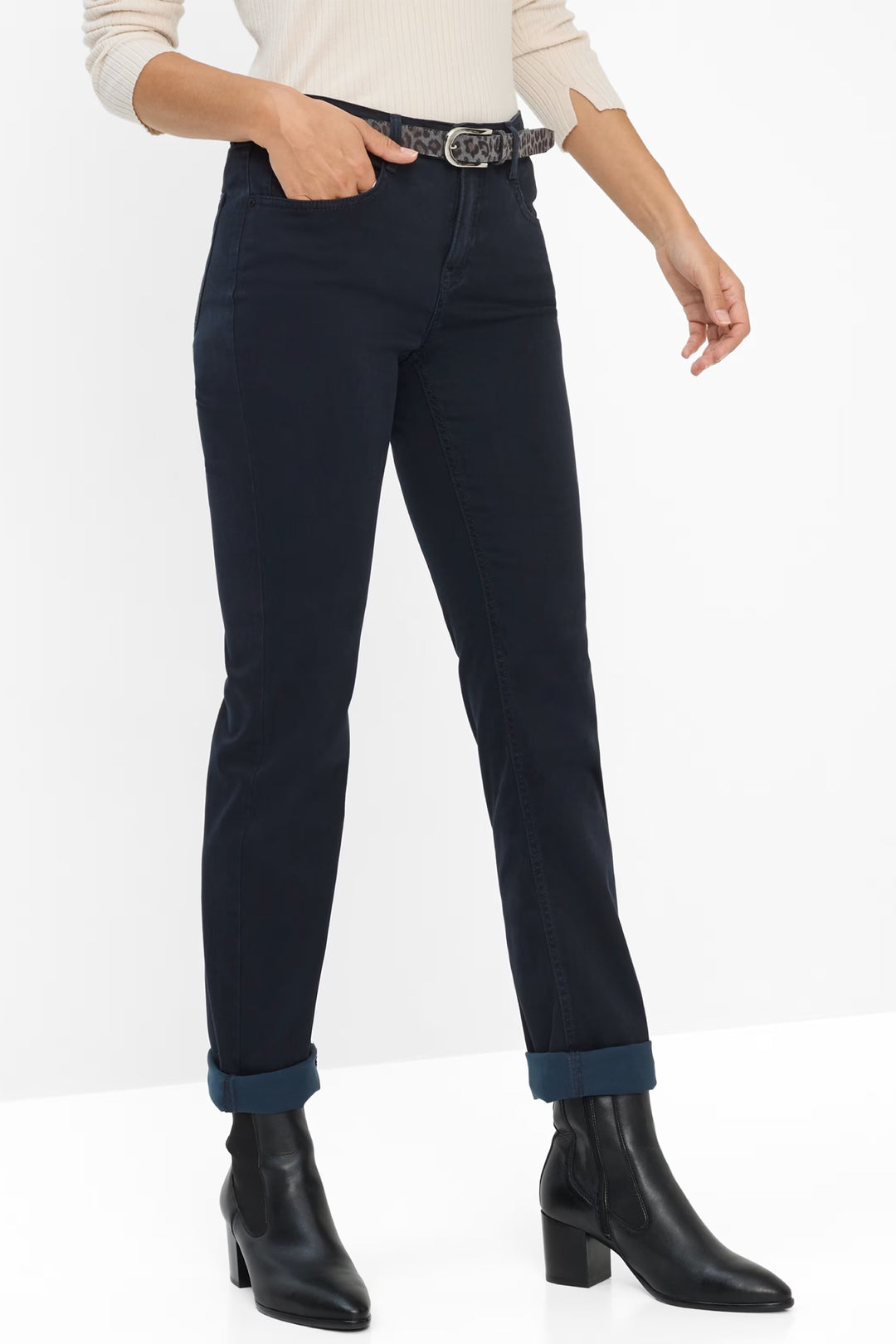 Pantalon Mary classique avec coupe droite, porté avec un chandail et des bottines noires.