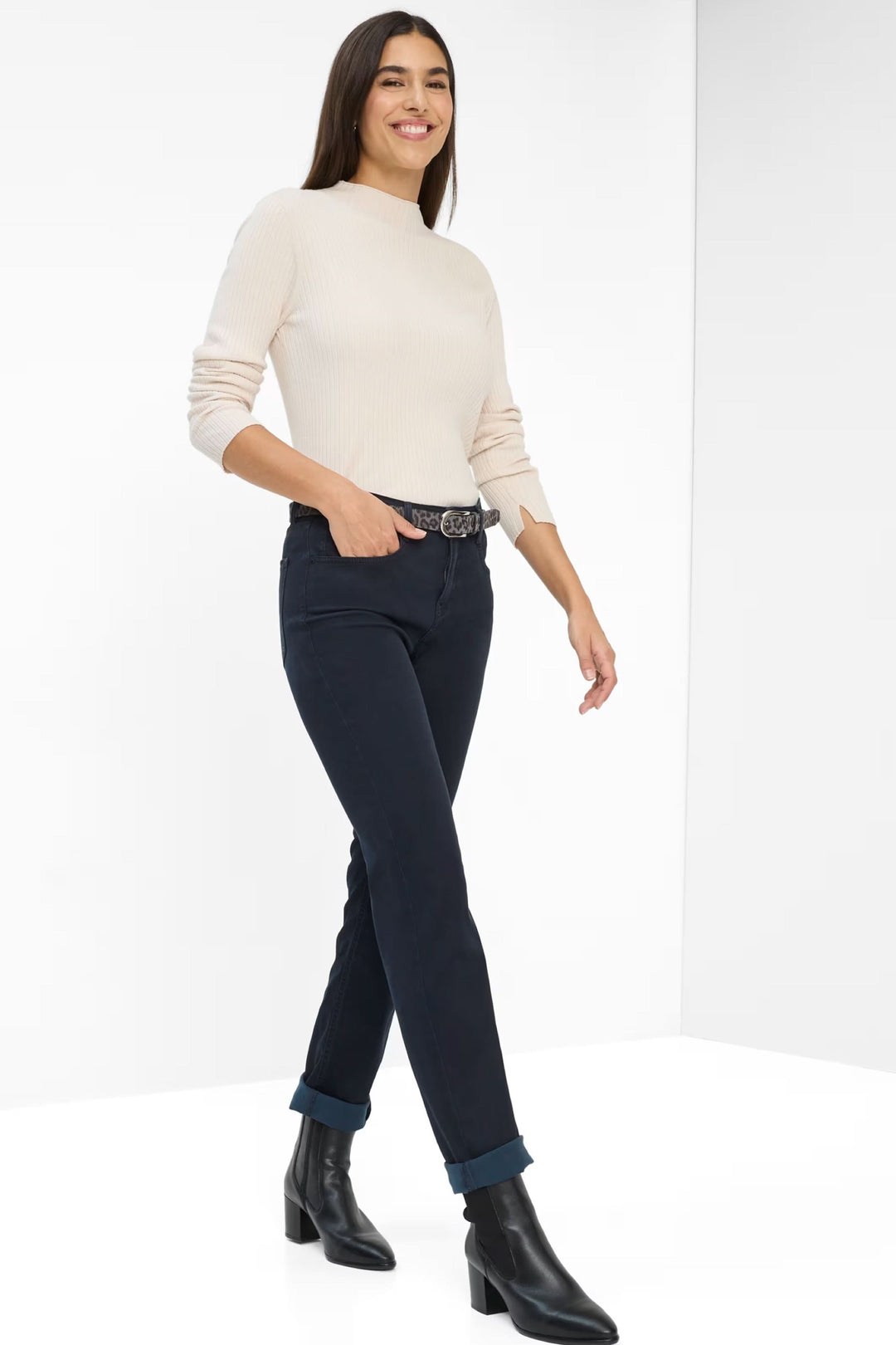 Femme portant le pantalon Mary, coupe droite, associé à un chandail ample pour un look élégant et confortable.