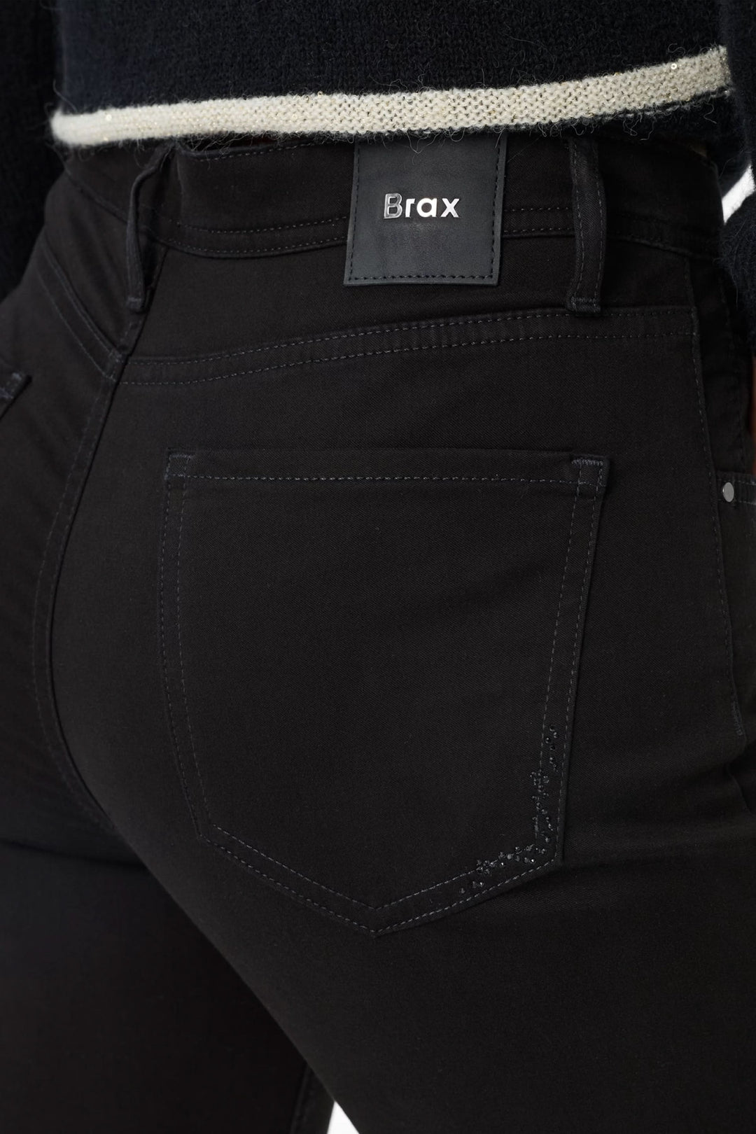 Détails du pantalon noir Brax avec coupe droite et logo sur l'étiquette arrière.