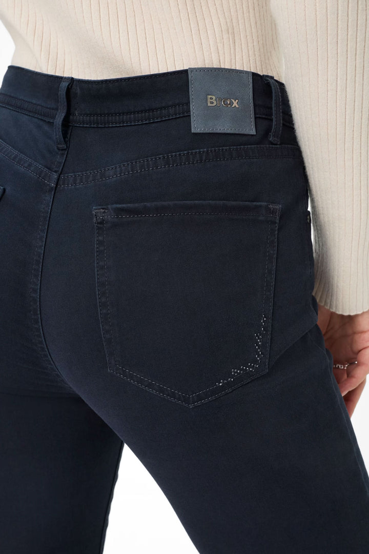 Pantalon Mary en denim noir avec coupe droite, détail de la poche arrière et étiquette de marque.