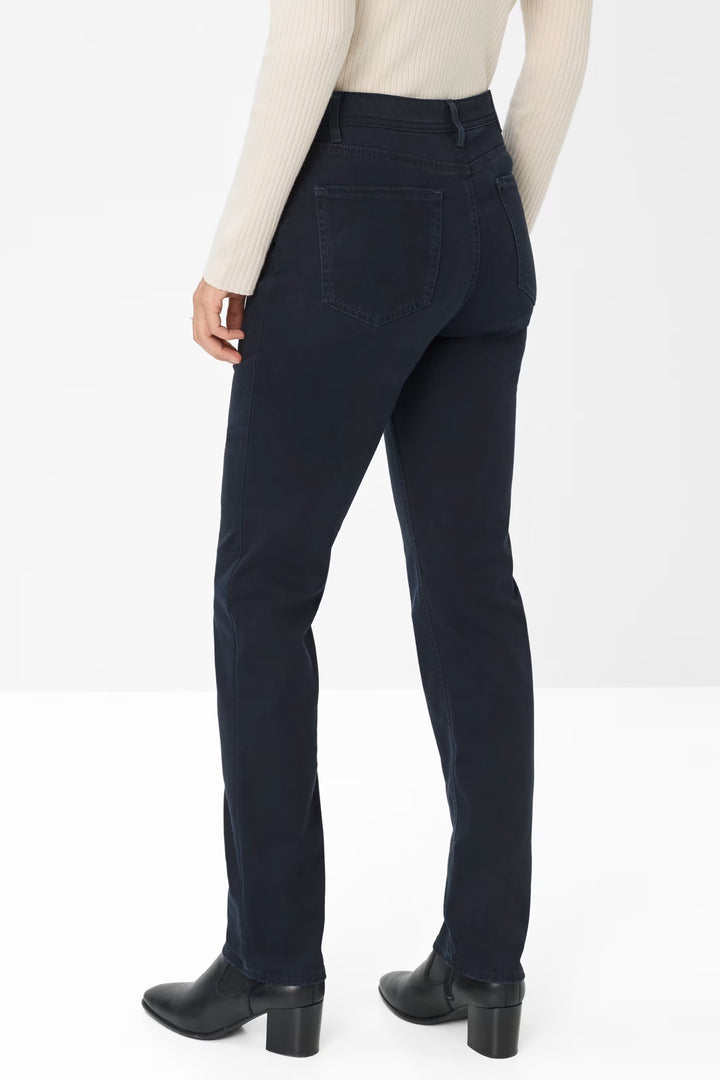 Pantalon Mary noir avec coupe droite, vu de dos, porté avec une blouse, combiné avec des bottines.