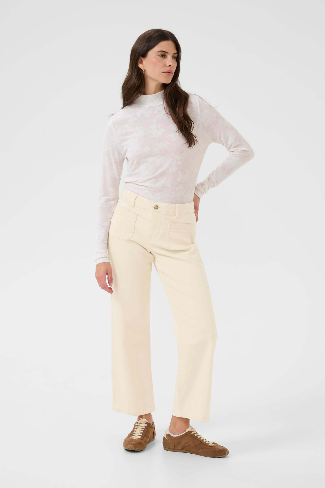 Pantalon Natalia coupe droite et épurée, confort optimal. Idéal pour tenues polyvalentes, décontractées ou soignées.
