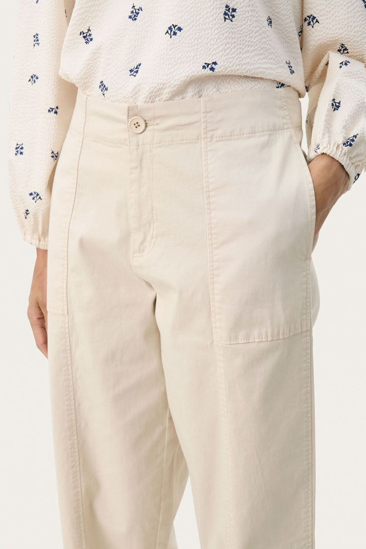 Pantalon Netta beige avec poches plaquées, confort et style décontracté.