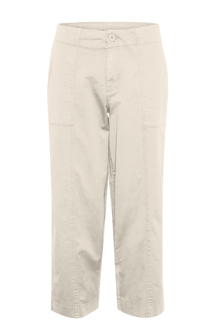 Pantalon Netta beige à coupe décontractée, tissu en coton extensible, grandes poches plaquées et surpiqûres apparentes.