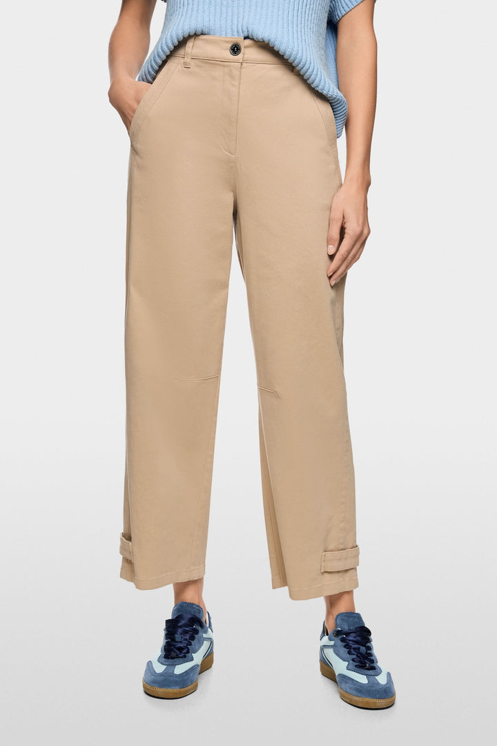 Pantalon RUMA en mélange de coton doux avec coupe droite ample et taille haute, longueur cheville, idéal pour un style moderne et polyvalent.