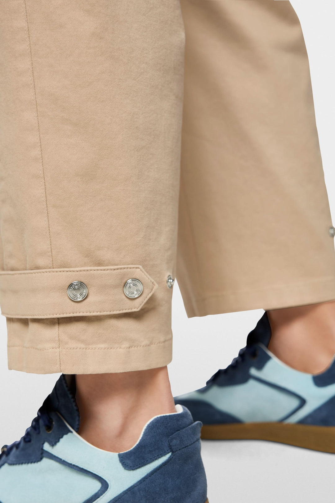 Pantalon RUMA en mélange de coton doux, coupe droite, taille haute, longueur cheville, détail sur ourlet, style moderne et structuré.