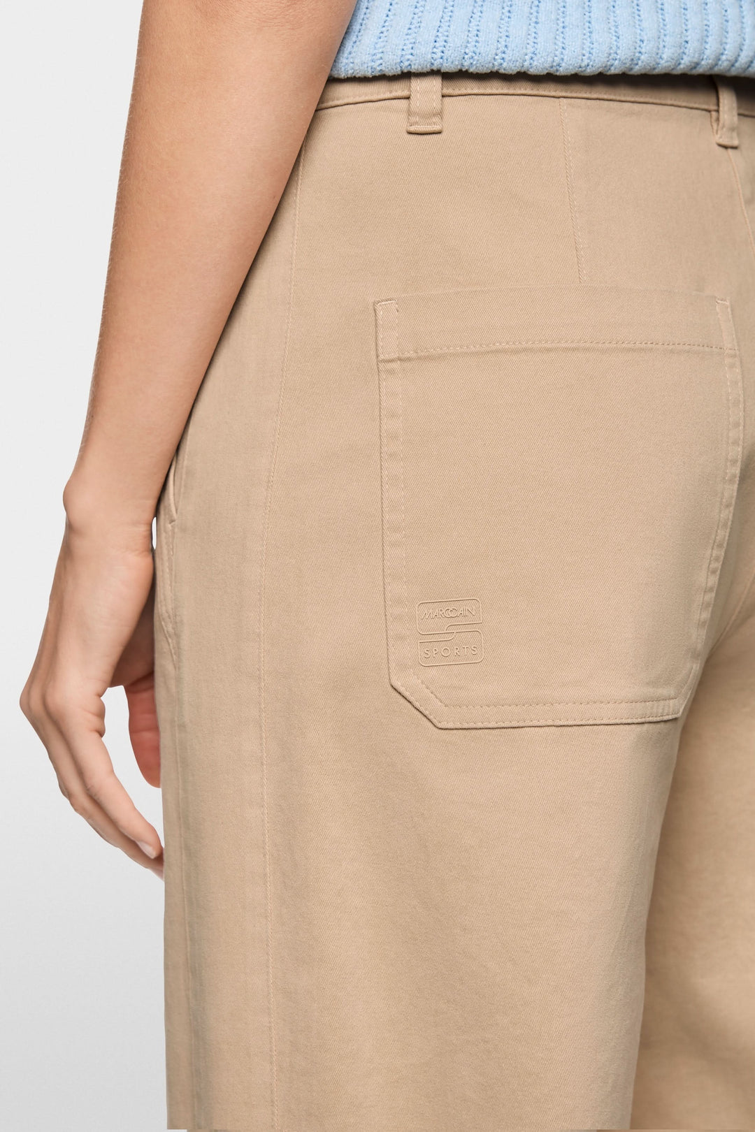 Détail arrière du Pantalon RUMA en mélange de coton doux, présentant une poche et une coupe droite légèrement ample.