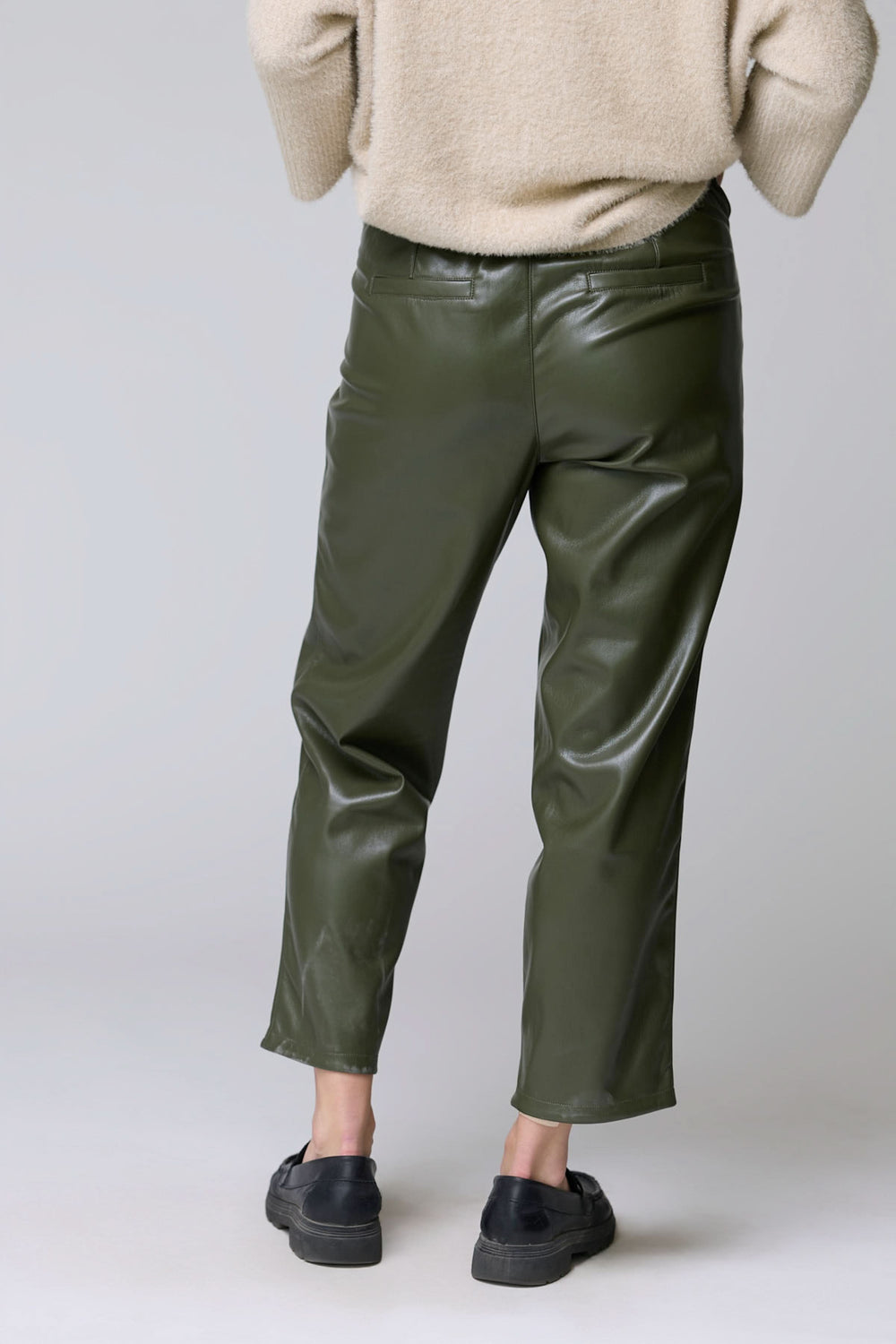 Vue arrière du Pantalon Sabrna effet cuir vert pour un look urbain chic et contemporain, coupe droite légèrement ample.