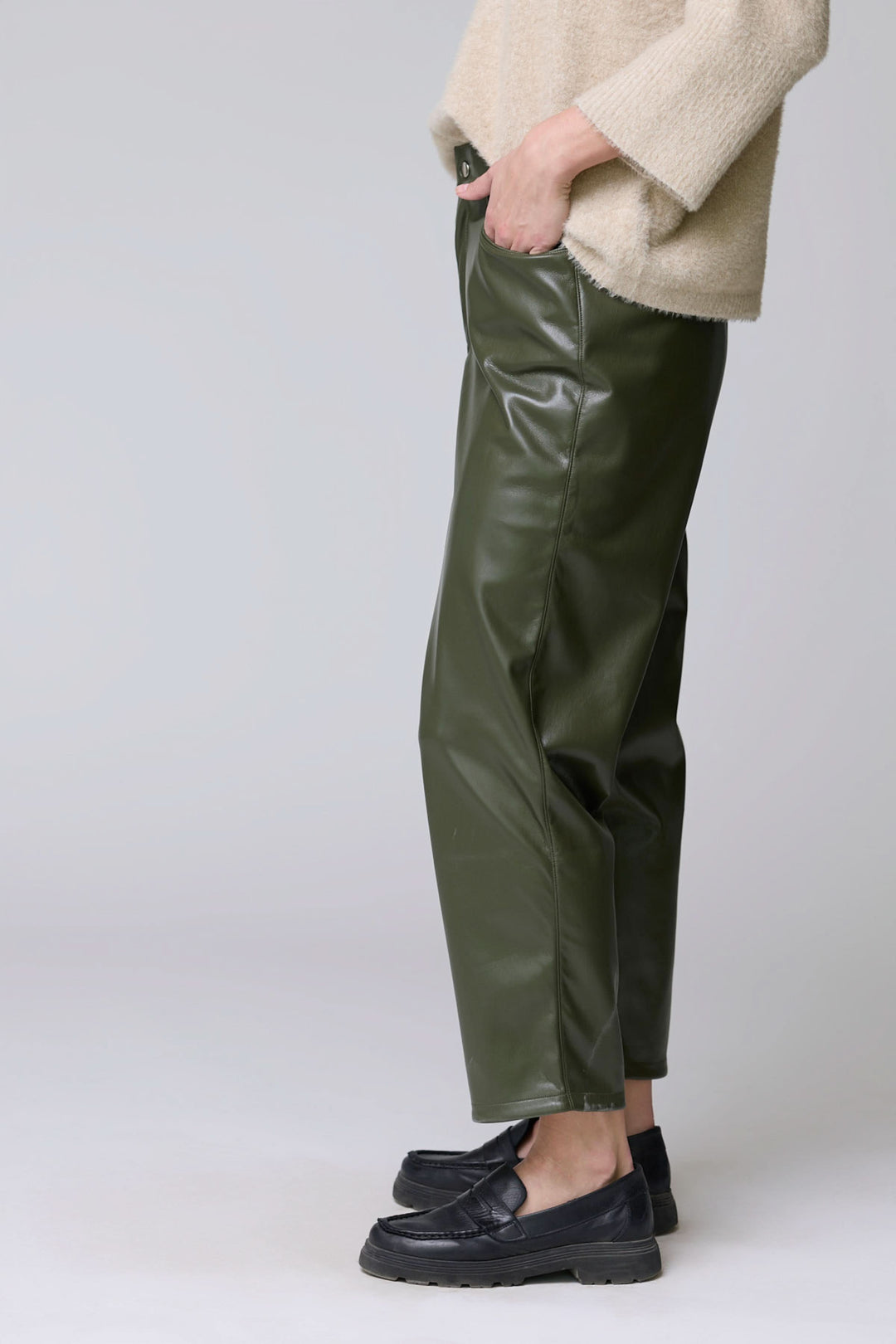 Pantalon Sabrna effet cuir vert avec coupe droite, texture lustrée, et poches latérales pour un look urbain chic et moderne.