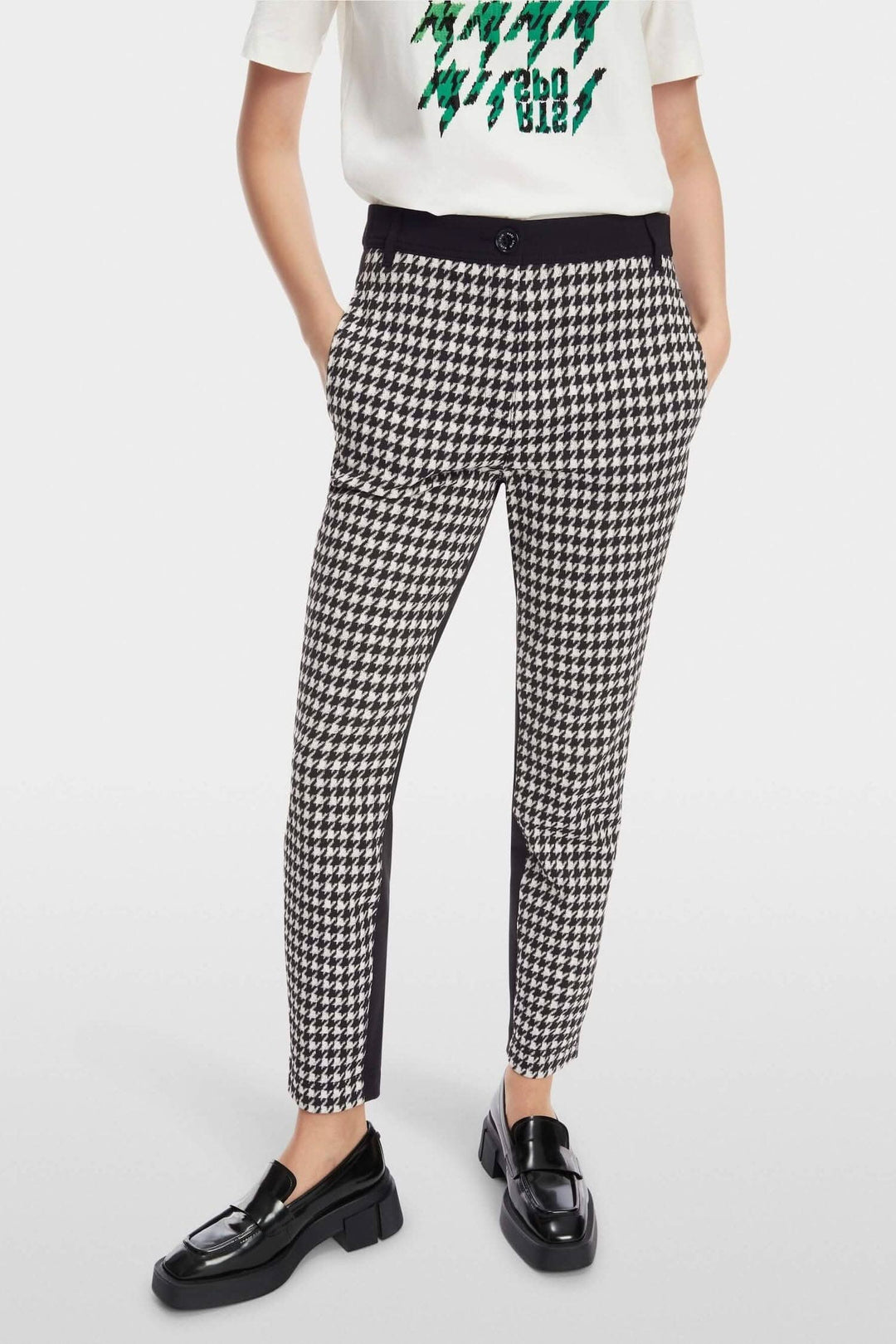 Pantalon Sliven à taille haute en imprimé pied-de-coq avec poches arrière, ajusté jusqu'à la cheville.