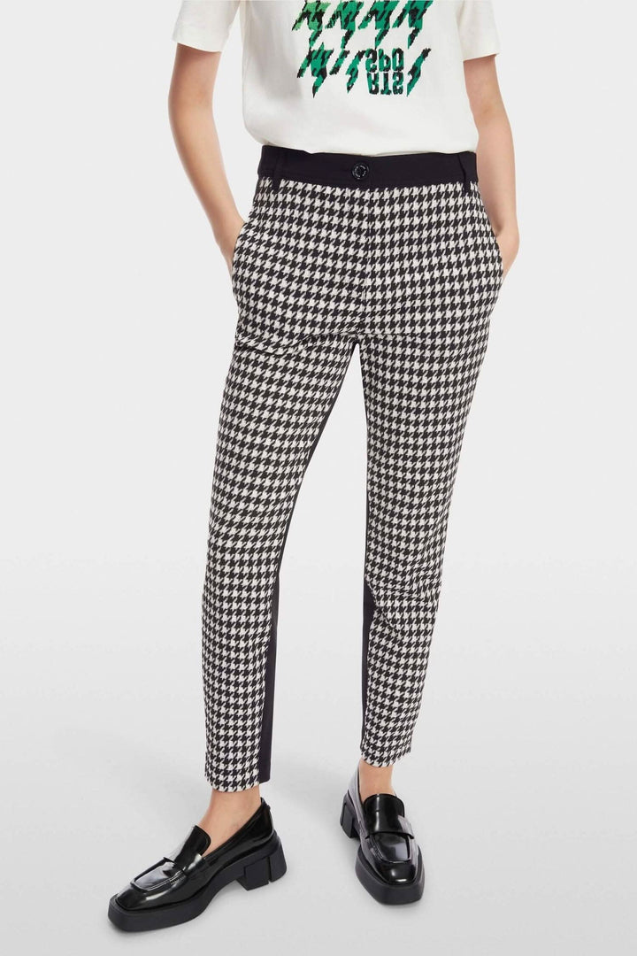 Pantalon Sliven à taille haute en imprimé pied-de-coq avec poches arrière, ajusté jusqu'à la cheville.
