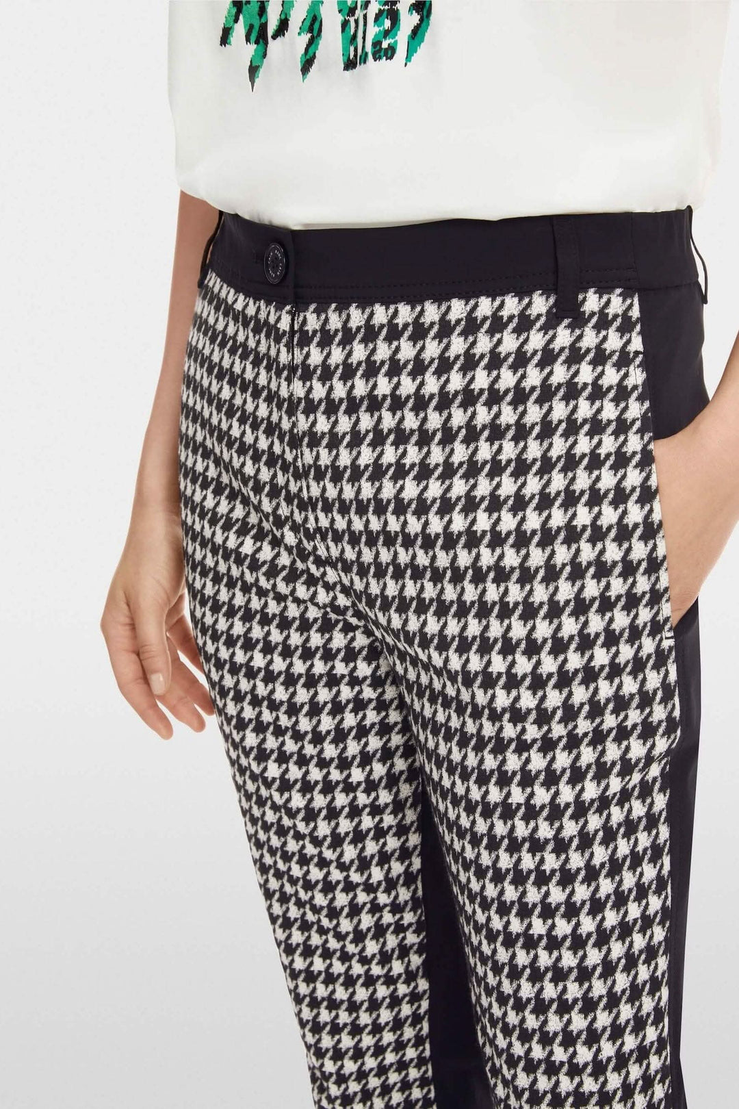 Pantalon SLIVEN pied-de-coq avec taille haute et poches arrière, ajusté jusqu'à la cheville.