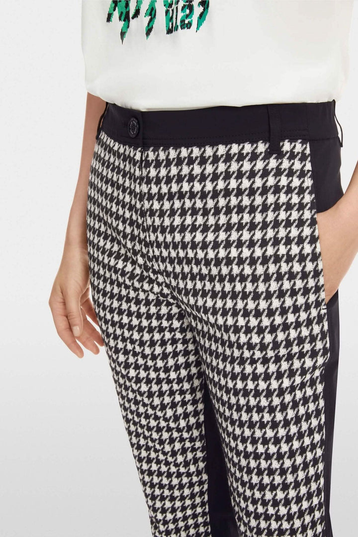 Pantalon SLIVEN pied-de-coq avec taille haute et poches arrière, ajusté jusqu'à la cheville.