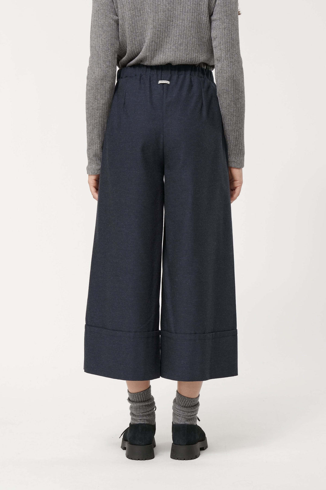 Pantalon Sophio ample façon culotte, dos élastique, look décontracté, style contemporain, couleur bleu marine.