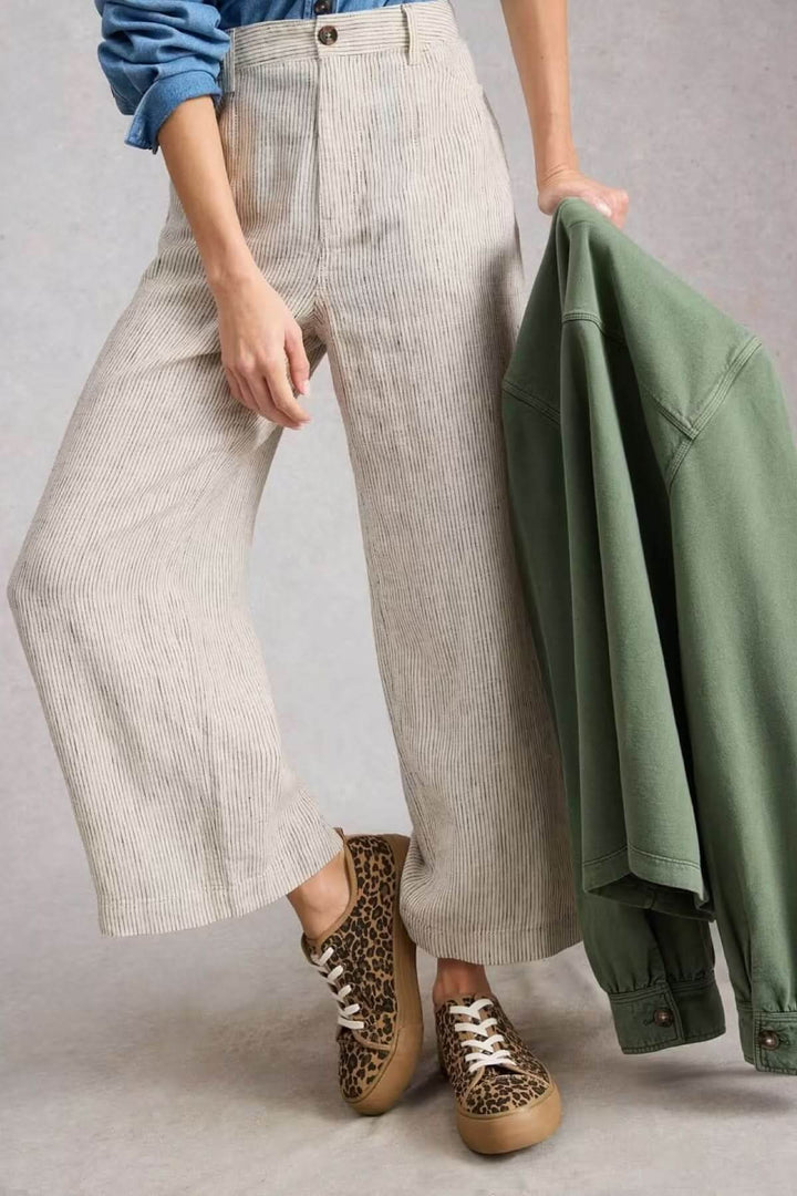 Pantalon Tia à jambes larges en tissu fluide pour un look professionnel et décontracté, avec coupe droite et poches latérales.