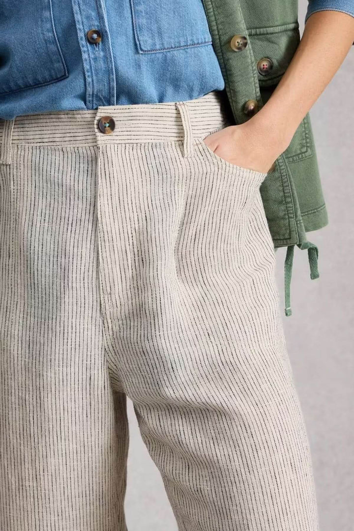 Pantalon Tia à jambes larges coupe droite, taille mi-haute, poches latérales, look décontracté ou professionnel.