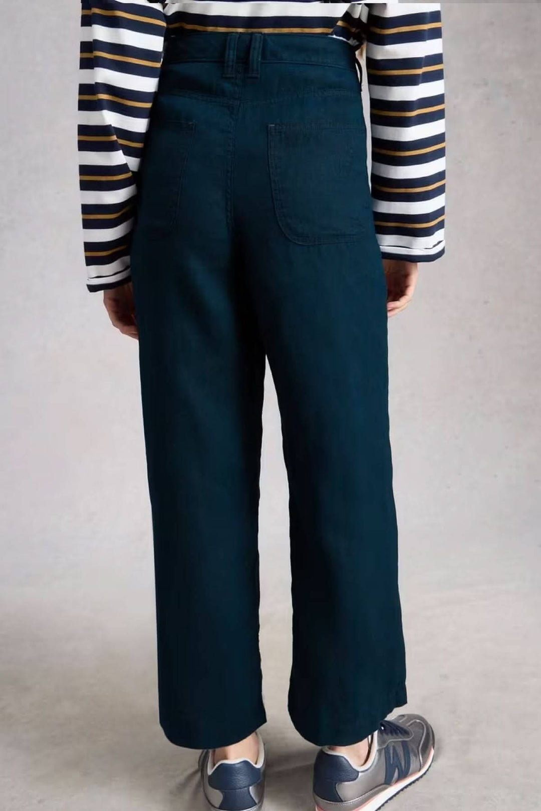 Pantalon Tia à jambes larges bleu marine, coupe droite et fluide, confort optimal, adapté pour un look professionnel ou décontracté.