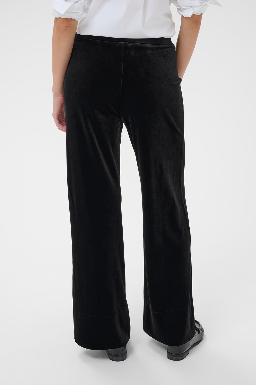 Pantalon Varla en velours à jambe large vue arrière, texture douce et coupe fluide, idéal pour occasions habillées et look chic décontracté.