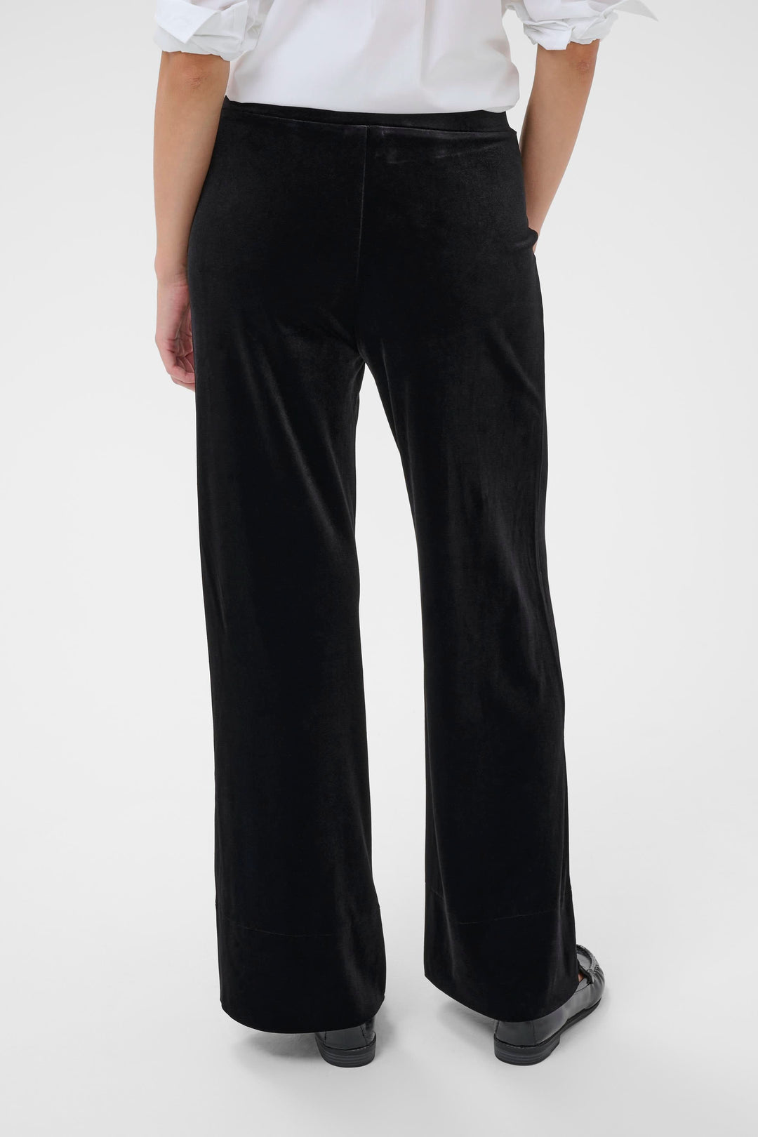 Pantalon Varla en velours à jambe large vue arrière, texture douce et coupe fluide, idéal pour occasions habillées et look chic décontracté.