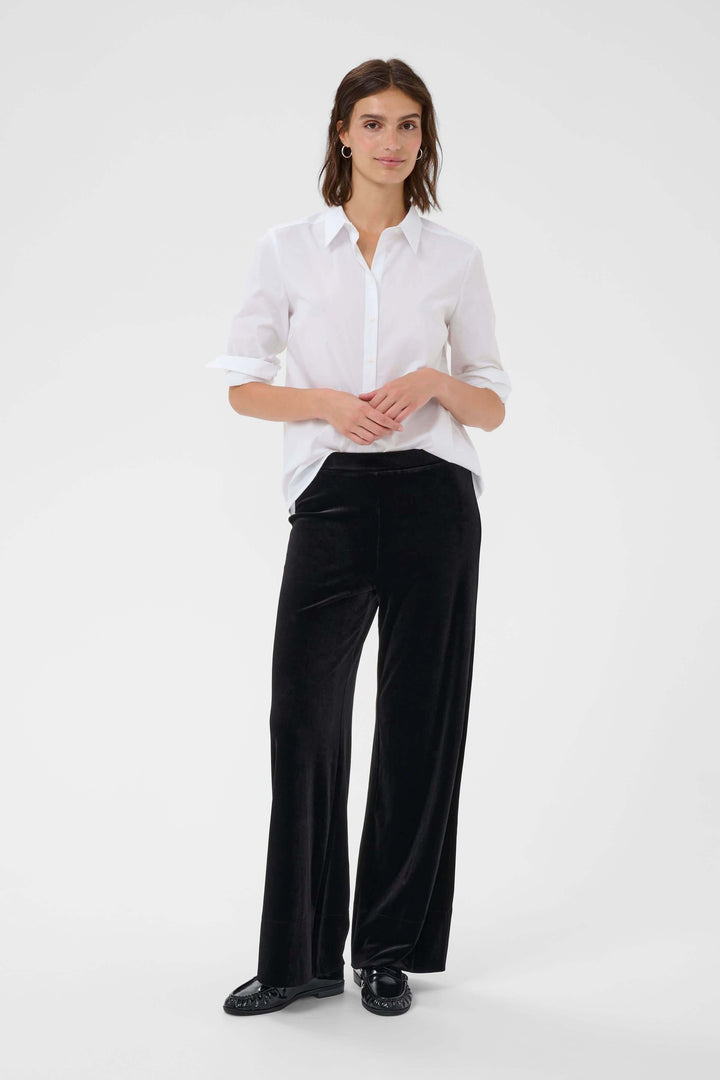 Pantalon Varla en velours à jambe large, élégant et confortable, tissu doux et extensible, coupe ample, silhouette chic et raffinée.