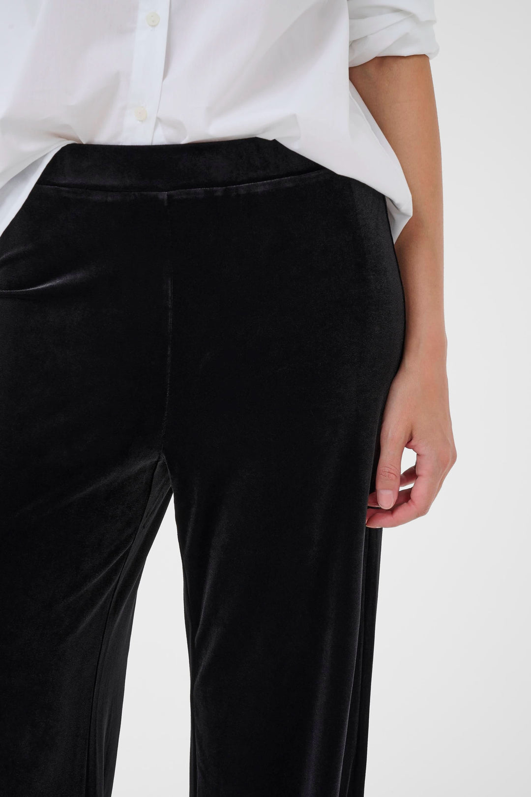 Pantalon Varla en velours à jambe large avec texture douce et fluide, taille élastique, pour occasions habillées ou look chic décontracté.