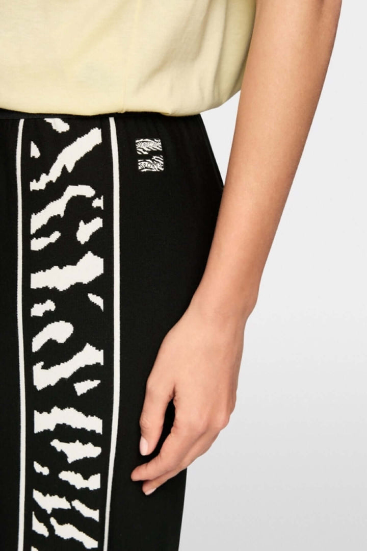 Pantalon WELKOM avec bande latérale imprimé animalier et bord-côtes, confort optimal et style durable.