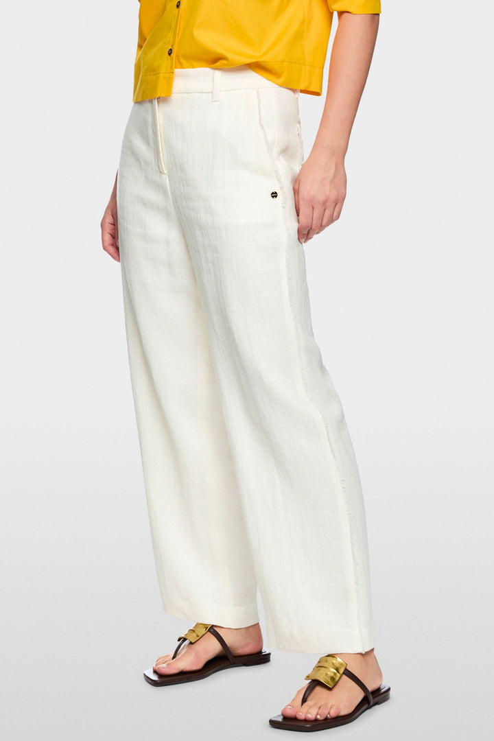 Pantalon WUKARI large texturé blanc avec coupe ample et poches latérales, idéal pour un look décontracté élégant.