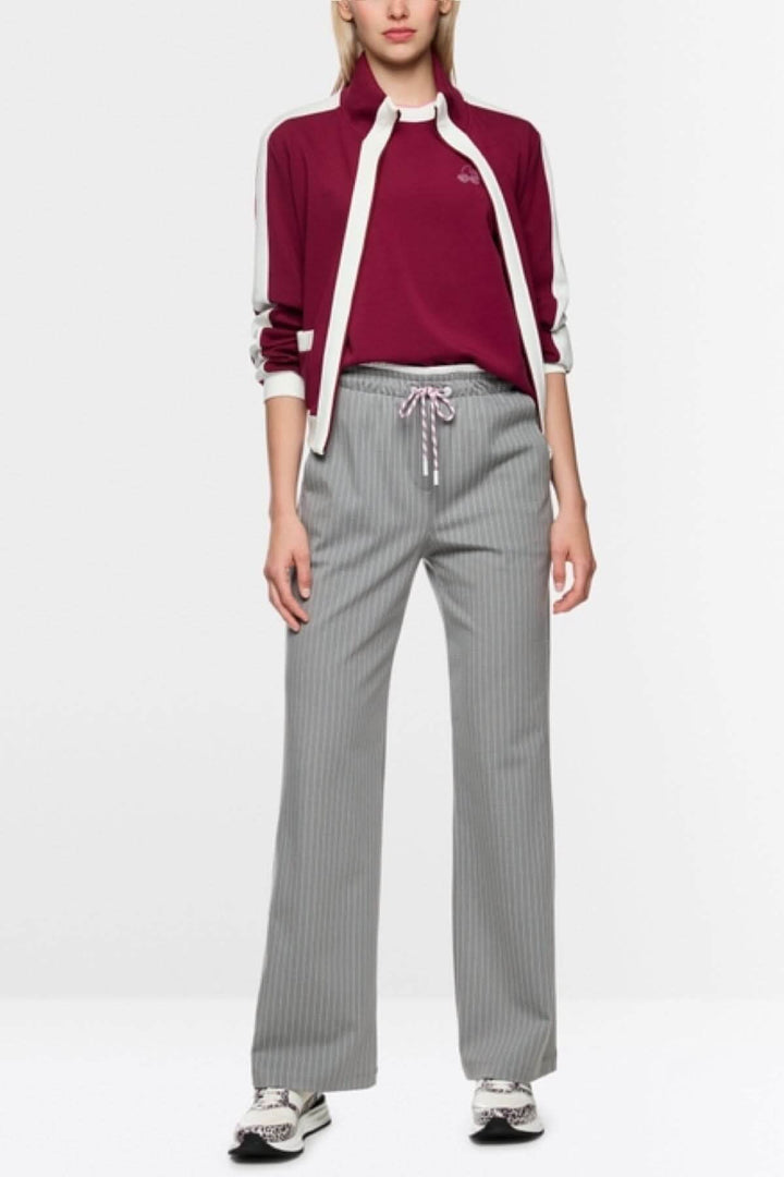 Pantalon Washington à rayures ample, avec taille jogging et poches latérales, pour un look sportif et élégant.