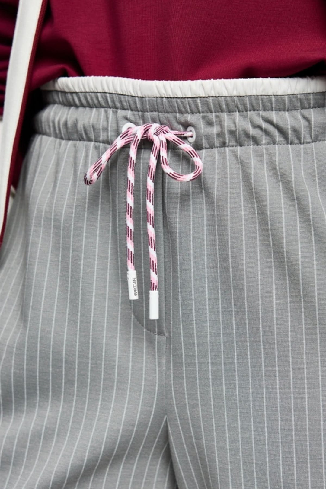 Détail du Pantalon Washington à rayures avec taille élastiquée et cordon de serrage, style élégant et sportif.