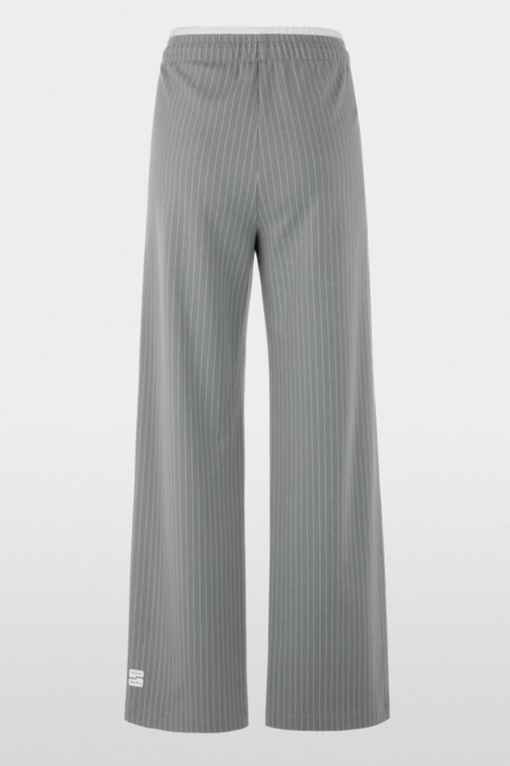 Pantalon Washington à rayures, ample et fluide, avec taille élastiquée et poches latérales, idéal pour un look sportif et élégant.