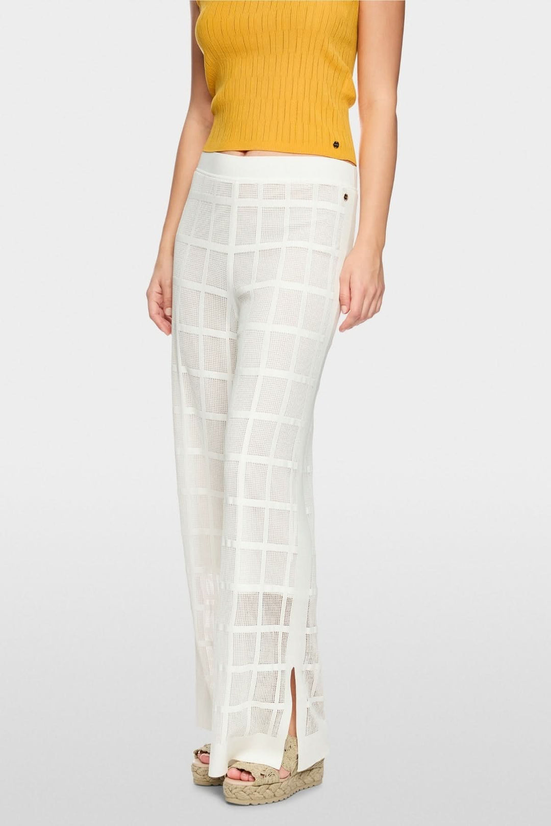 Pantalon Welkom large en maille ajourée offrant une silhouette audacieuse avec coupe fluide et effet semi-transparent. Taille régulière.
