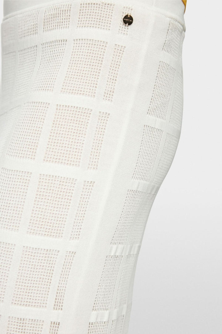 Pantalon Welkom large en maille ajourée avec motif graphique, coupe fluide et finition soignée, vue de côté sur mannequin.